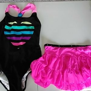 💖Girl Swimsuit + a skirt 🧸